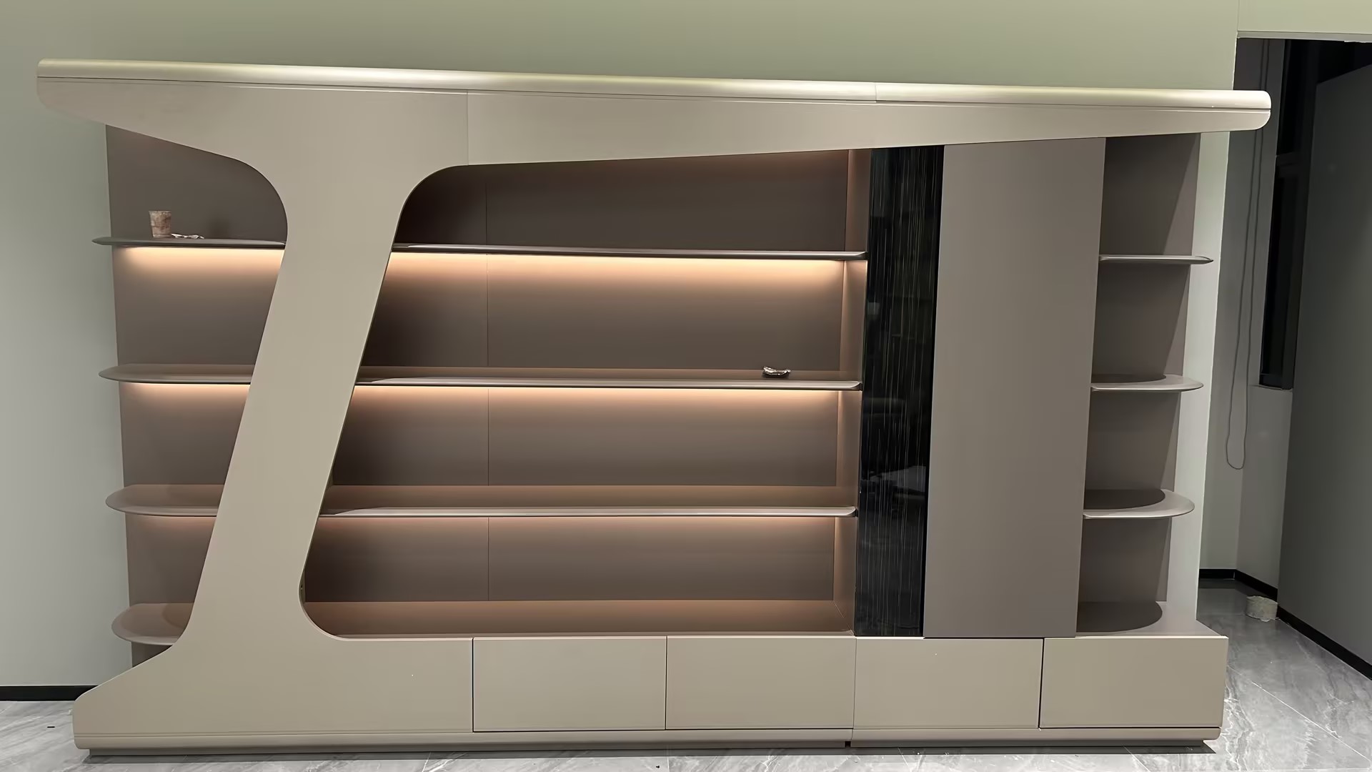 large book case with LED strip estante grande com faixa de LED