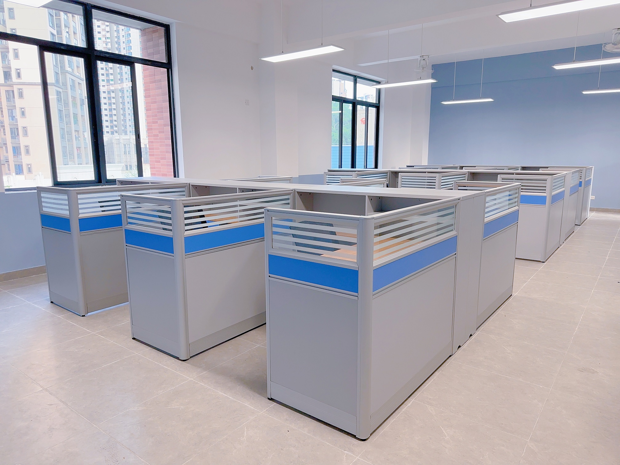 Mesa de escritório com tela