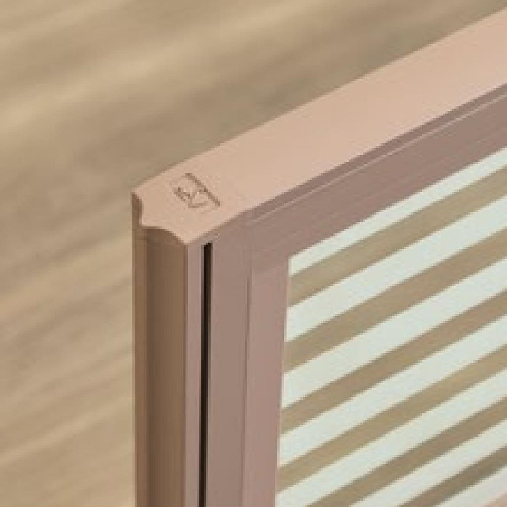 mesa de computador com prateleiras