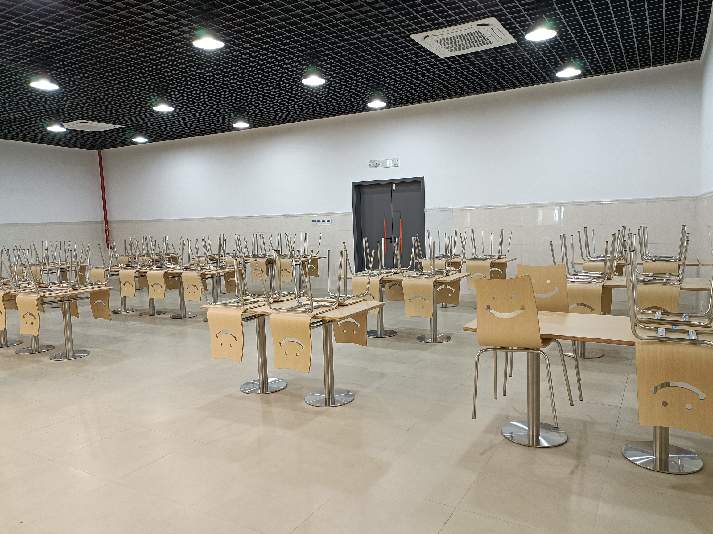 Mesas e cadeiras para almoço