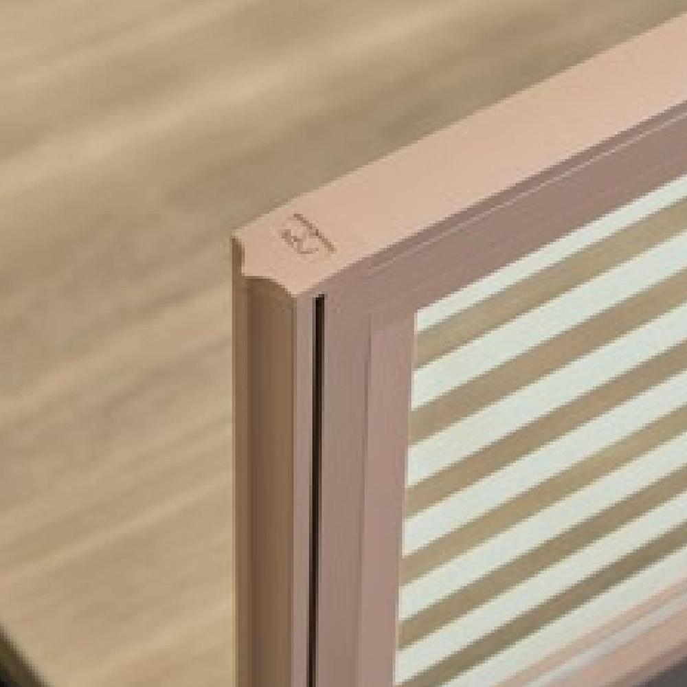 mesa de computador com armazenamento