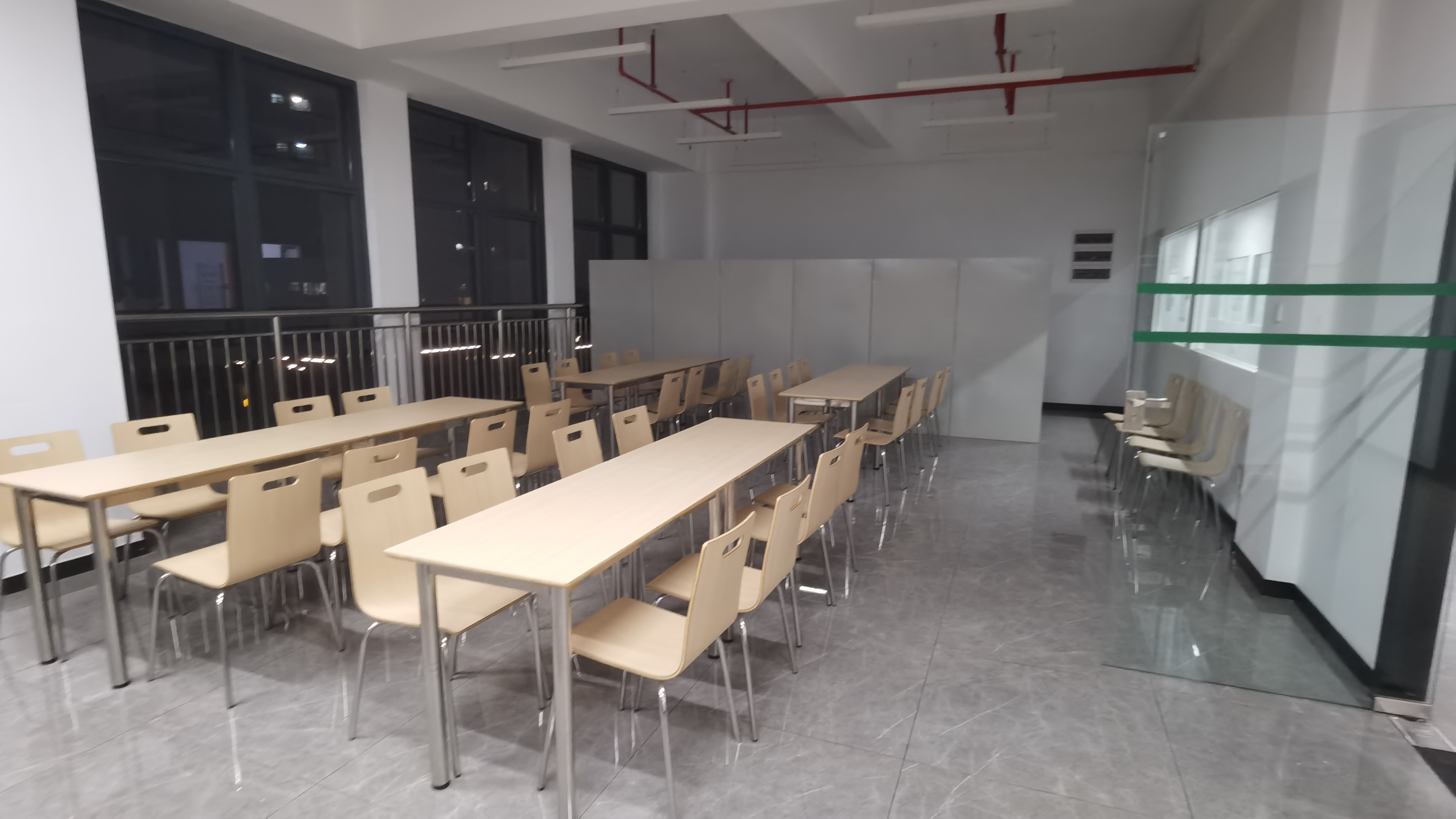 Mesas e cadeiras para almoço