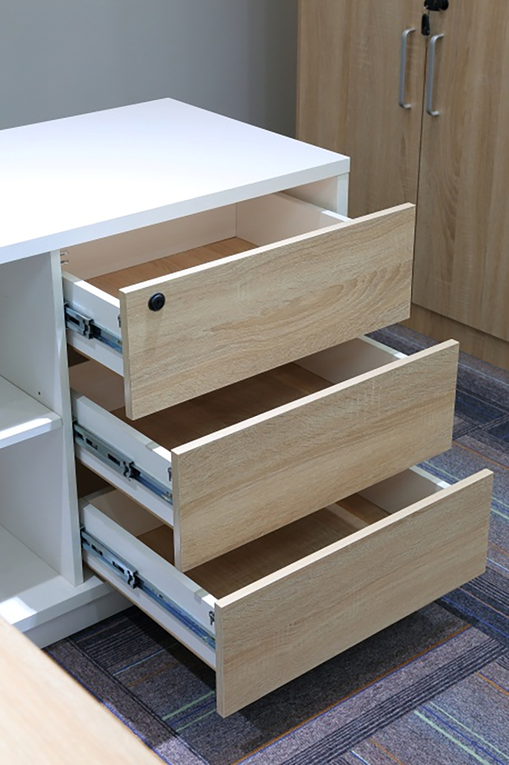 mesa de escritório com gavetas laterais