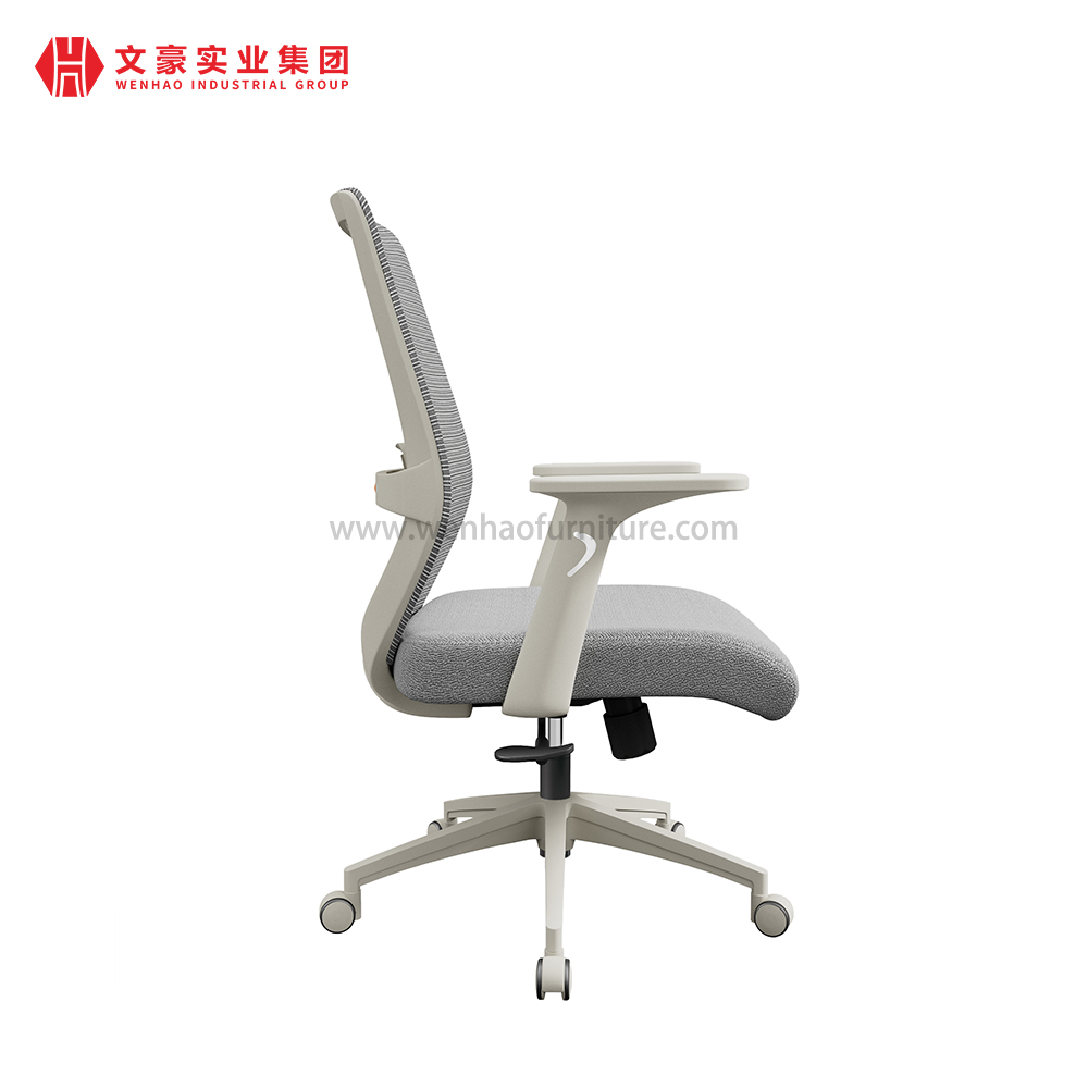 As cadeiras cinzentas do escritório do computador da malha estofaram a fonte da cadeira de mesa do giro em China