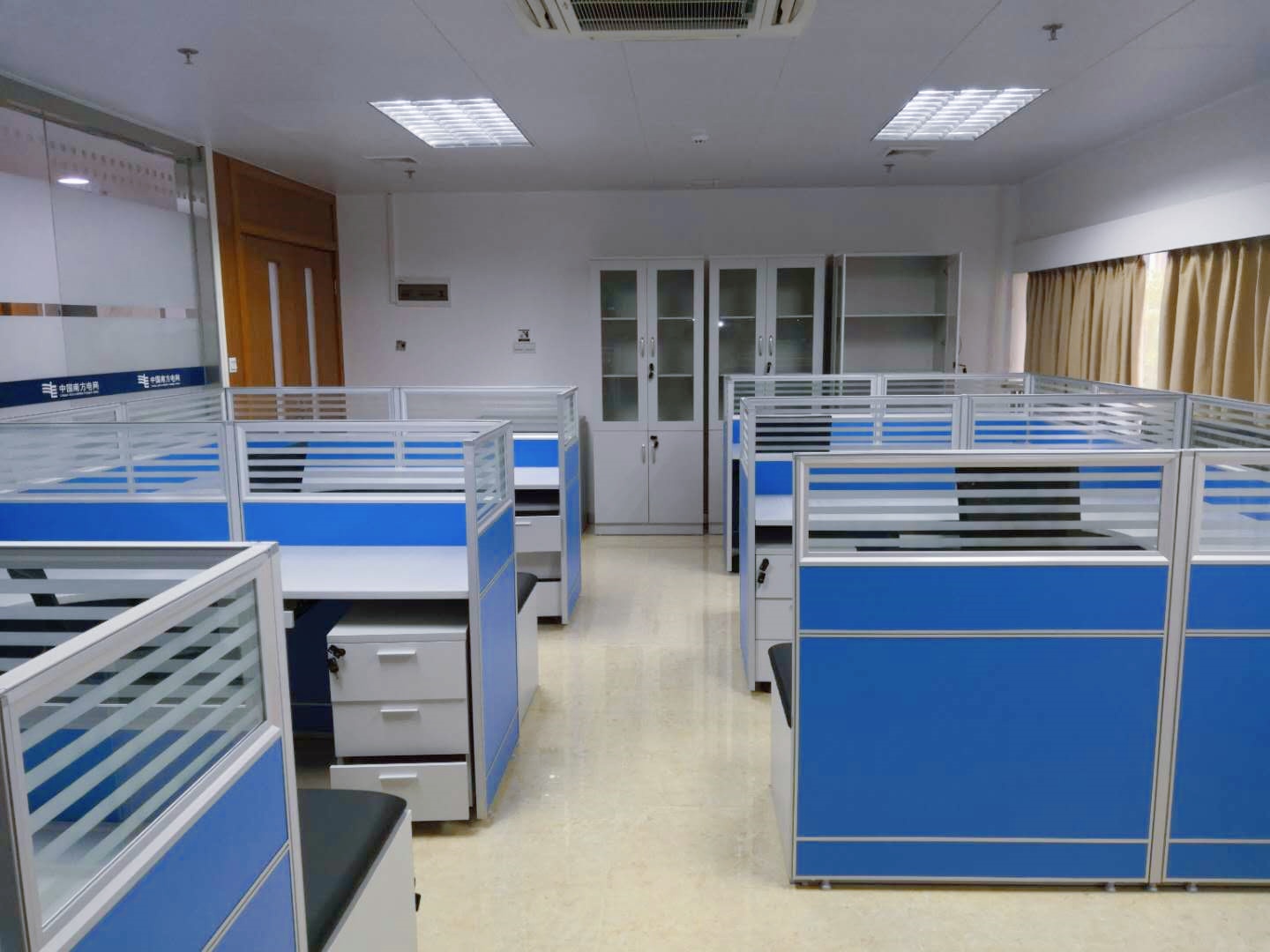 Mesa para funcionários de escritório para 4 pessoas