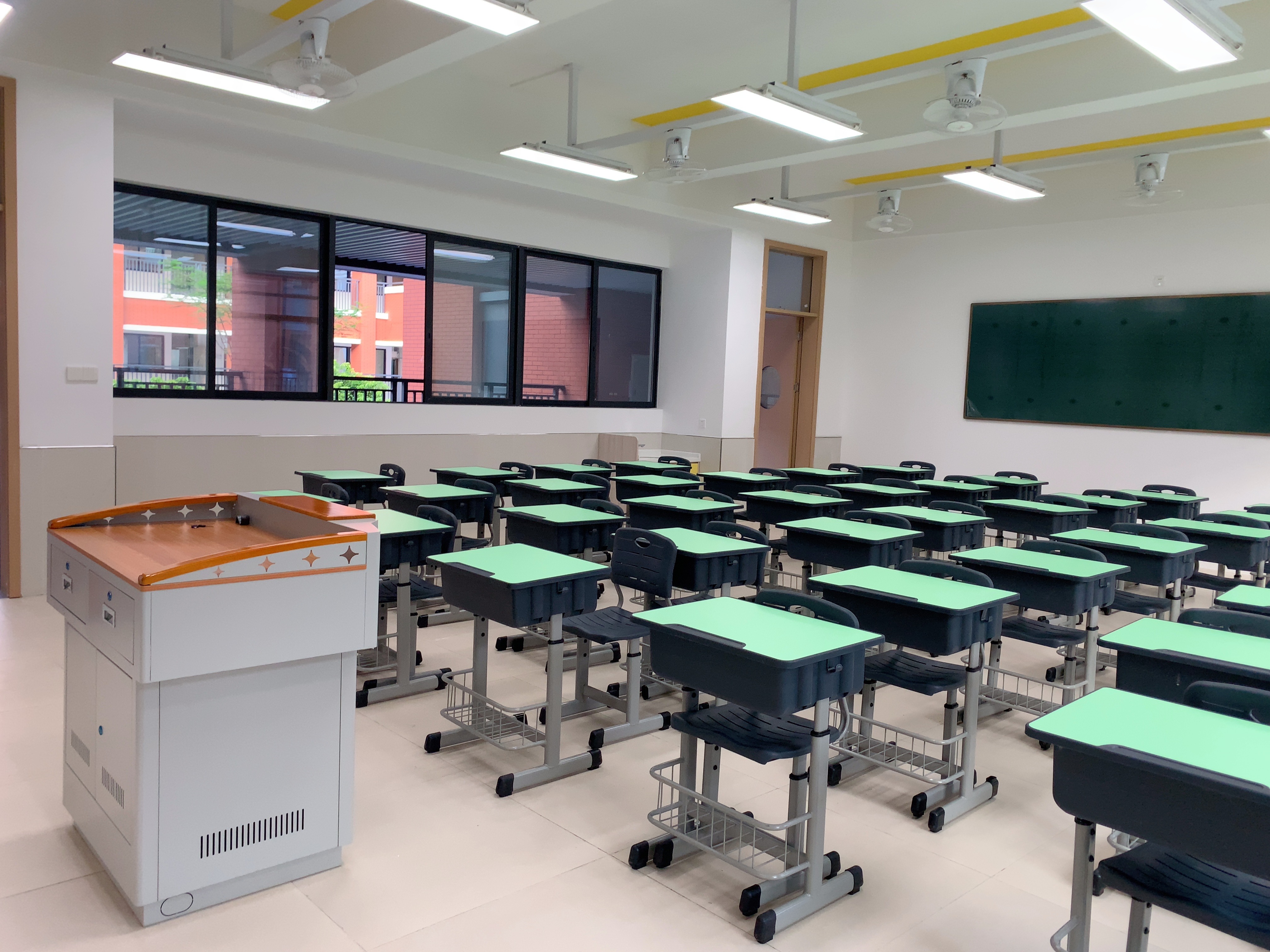 Mesa e cadeira de sala de aula de plástico