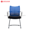 Cadeiras de mesa estofadas da cadeira de conferência azul moderna do escritório da malha com quadro branco