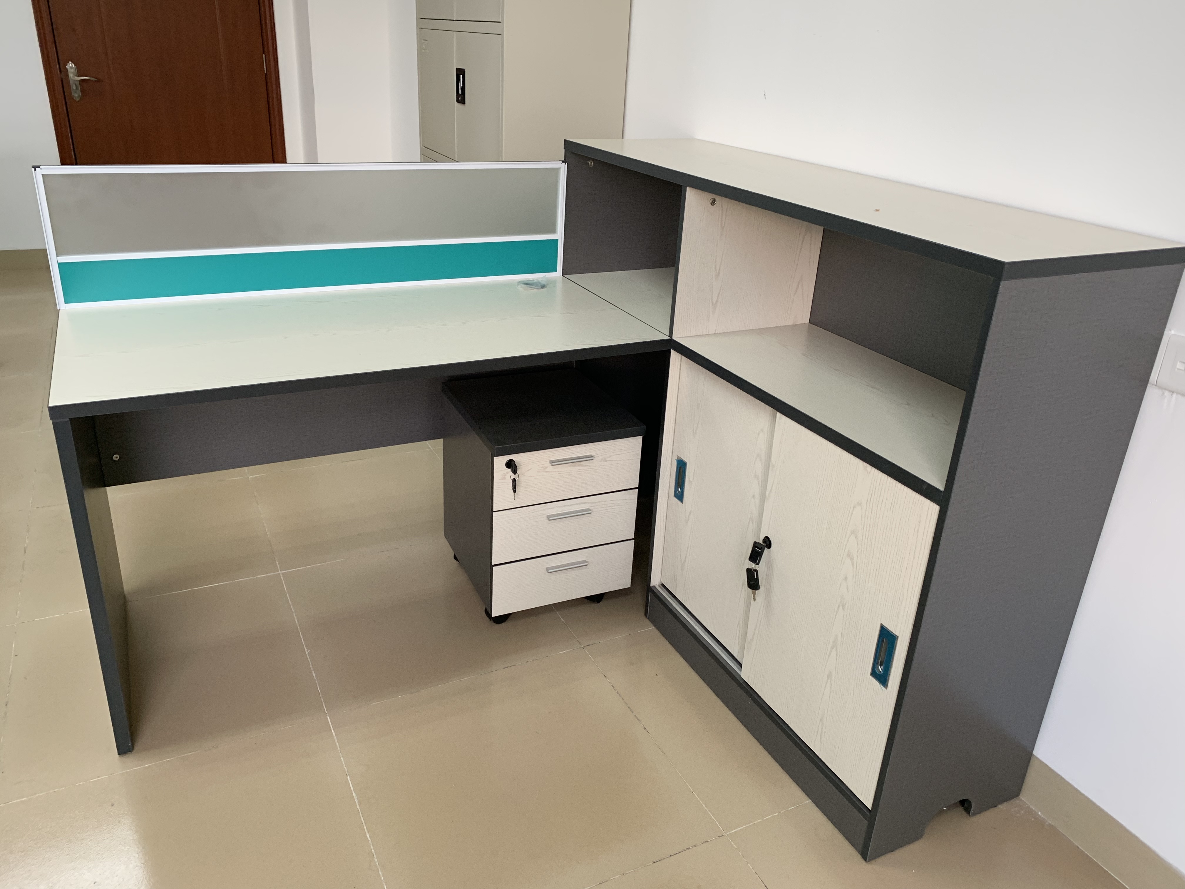 Mesa de escritório com tela