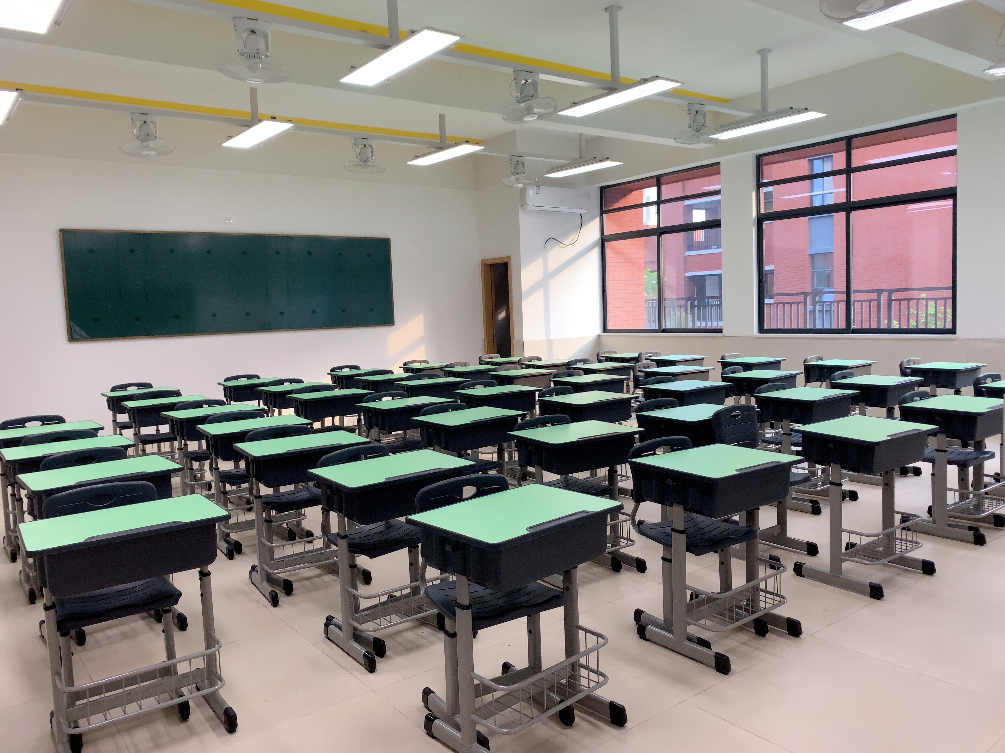 Mesa e cadeira de sala de aula de plástico